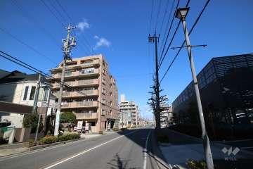 敷地西側の前面道路（南側から）