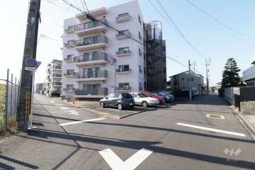 敷地北側と東側の前面道路（北東側から）