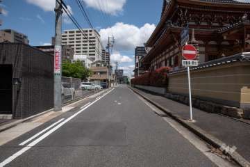 敷地東側の前面道路（南側から）