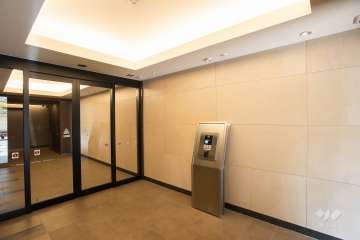 エントランスはオートロック付です。