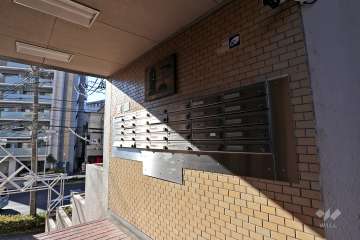 住戸入り口（共用ポスト）