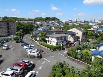 周辺は津雲台の緑豊かで閑静な住宅地です。