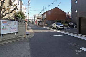 敷地北側の前面道路（西側から）