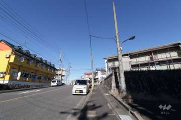 敷地西側の前面道路（南側から）
