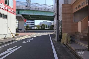 敷地北側の前面道路（西側から）