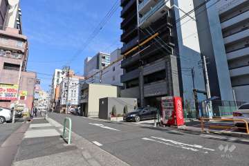 敷地西側の前面道路