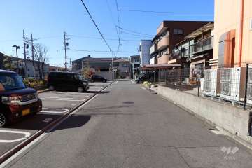 敷地北側の前面道路（東側から）