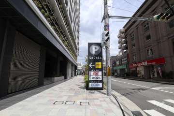 敷地南側の前面道路(西側から)