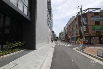 敷地西側の前面道路(北側から)