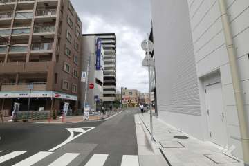 敷地西側の前面道路(南側から)