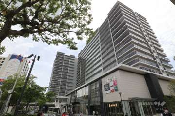 プラウド阪急塚口駅前の外観(北東側から)