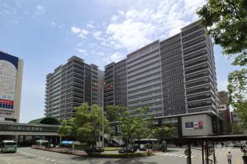 プラウド阪急塚口駅前の外観(北東側から)