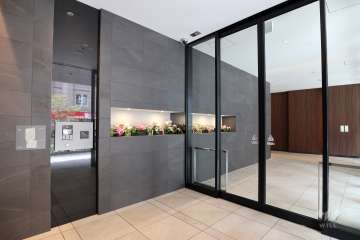 エントランスはオートロック付きです。(南側)