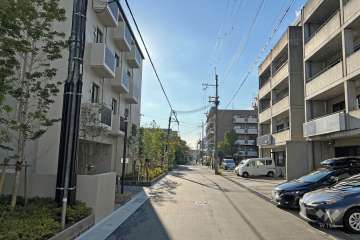 敷地北側の前面道路(東側から)
