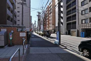 敷地東側の前面道路（北側から）