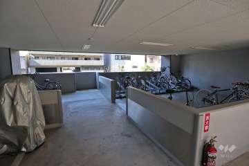 バイク置場と駐輪場は屋内にあります。