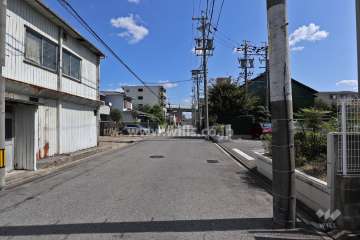 敷地北側の前面道路（西側から）