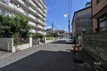 敷地南側の前面道路（西側から）