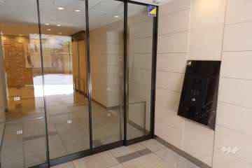 エントランスはオートロック付きです。