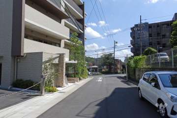 敷地西側の前面道路（北側から）