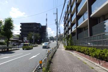 敷地南側の前面道路（東側から）