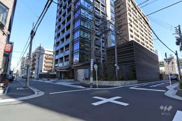 敷地南側と西側の前面道路