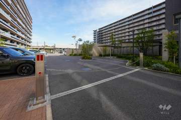 駐車場の出入口（ロボットゲート付き）
