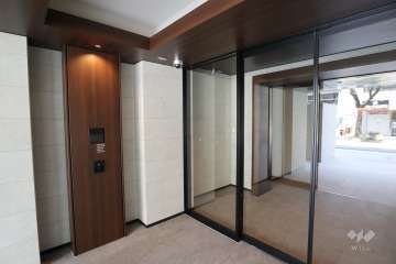 エントランスはオートロック付きです。