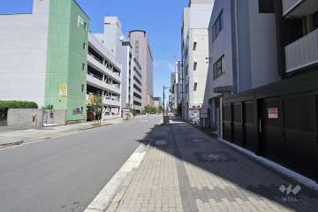 敷地北側の前面道路（西側から）