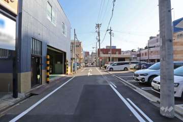 マンションの敷地北側前面道路（西側から）