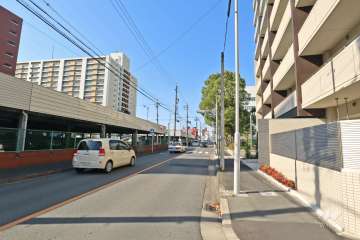 マンションの敷地南側前面道路（東側から）