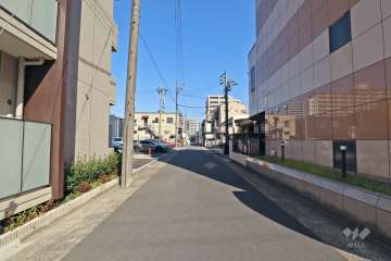 マンションの敷地東側前面道路（南側から）
