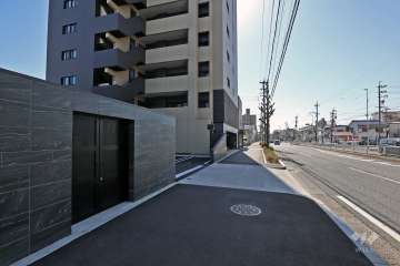 敷地西側前面道路は豊国通で、約5分南側へ歩くと地下鉄東山線「岩塚駅」があります。