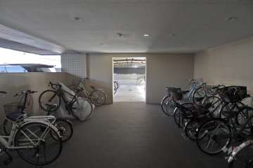 屋内に設けられた駐輪場