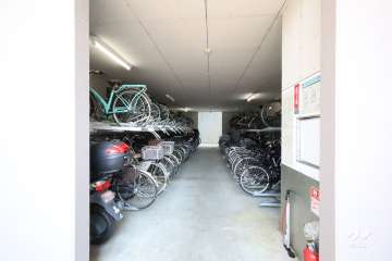 屋内に設けられた駐輪場