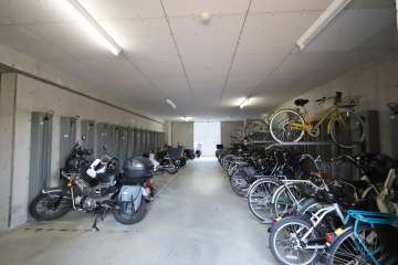 バイク置き場と駐輪場