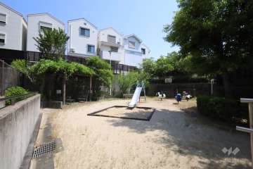 敷地に隣接する『原町そよかぜ遊園』