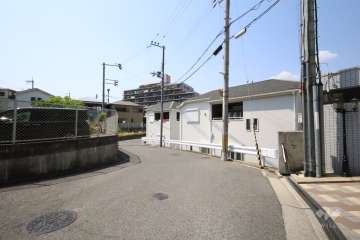 敷地西側の前面道路（南側から）