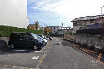 敷地西側の前面道路