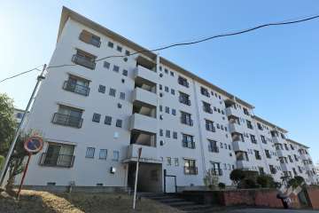 上の山団地2号棟の外観（北東側から）