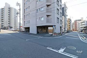 敷地西側の前面道路（北側から）