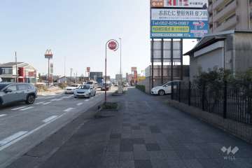 敷地北側の前面道路（西側から）