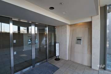 エントランスはオートロック付きです。