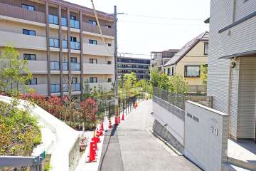 敷地北西側の前面道路（北側から）