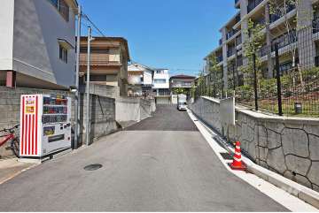 敷地西側の前面道路（南から）
