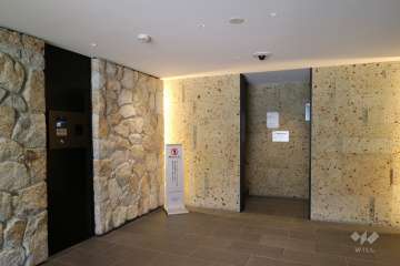 エントランスはオートロックです。