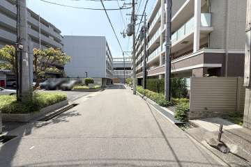 敷地東側の前面道路（北側から）