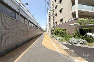 敷地南側の前面道路（東側から）