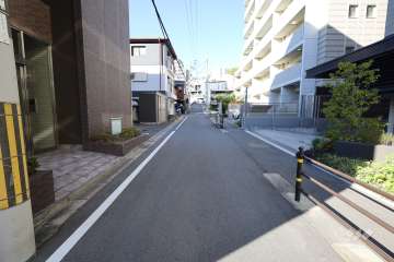 敷地南西側の前面道路(南側から)