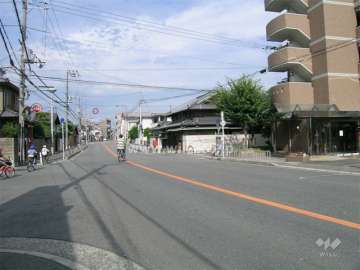 敷地北側の道路は2車線のバス通り